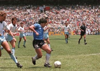 «Barrilete cósmico, ¿de qué planeta viniste?»: Lomas rinde homenaje a Diego Maradona y su gol del siglo
