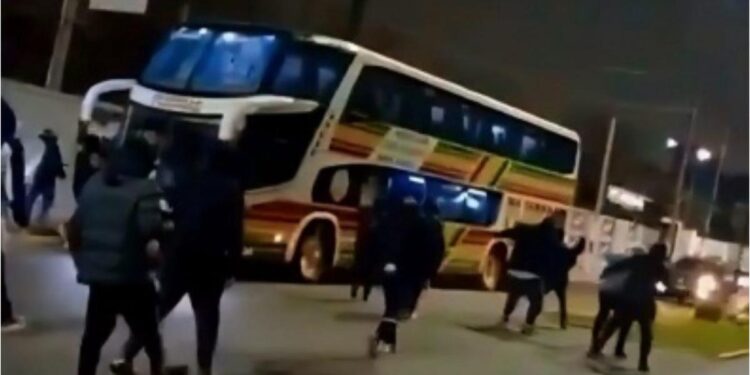 Crisis en Quilmes: hinchas atacaron el micro de los jugadores y los amenazaron con pintadas