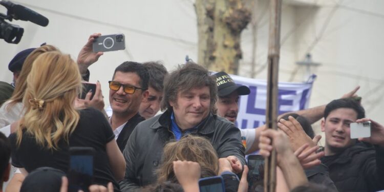 En medio del escándalo de las coimas, Milei llega hoy al sur con una caravana de Temperley a Lomas