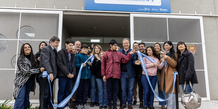 Inauguraron un centro de formación en Glew y el edificio de la escuela 82