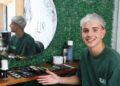 El joven Adrogué que aprendió a cortar el pelo mirando videos y atiende en el patio de su casa