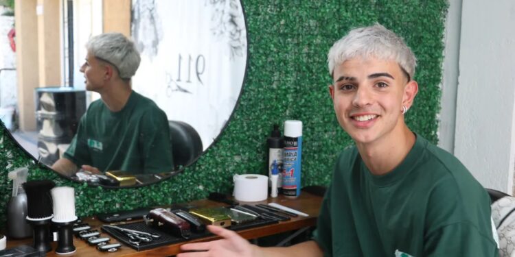 El joven Adrogué que aprendió a cortar el pelo mirando videos y atiende en el patio de su casa