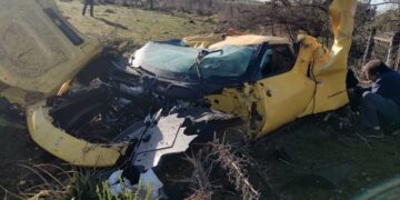 Guernica: quién es el extraño conductor que destrozó una Ferrari amarilla, se salvó de milagro y se fue caminando