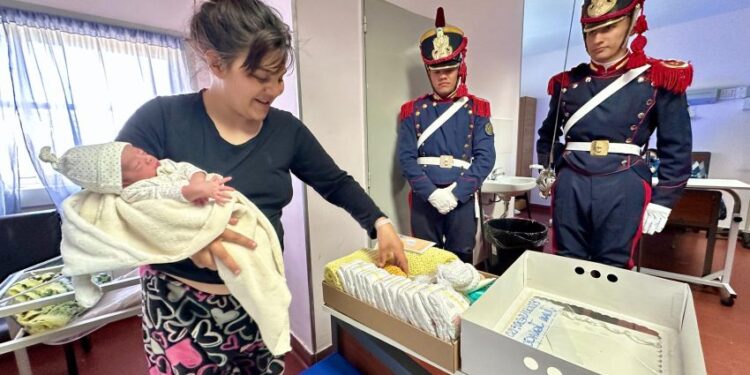 Granaderos visitaron hospitales de Brown y entregaron ajuares a madres