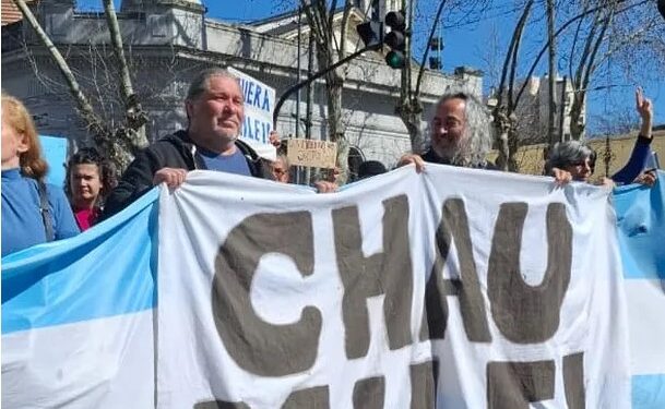 En moto y a las corridas, la salida de Milei en su fallida caravana por Lomas