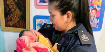 Milena, la bebé de Claypole que nació en su casa con la ayuda de dos mujeres policía