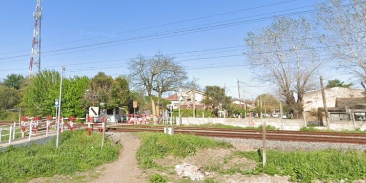 Vecinos de Longchamps cortaron las vías en reclamo del retiro de un guardabarrera