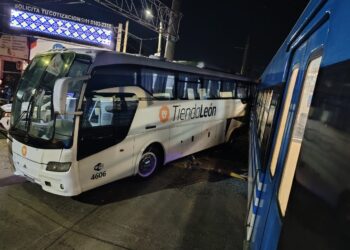 Un tren embistió a un colectivo en Ezeiza que cruzó con la barrera baja: hay 12 heridos