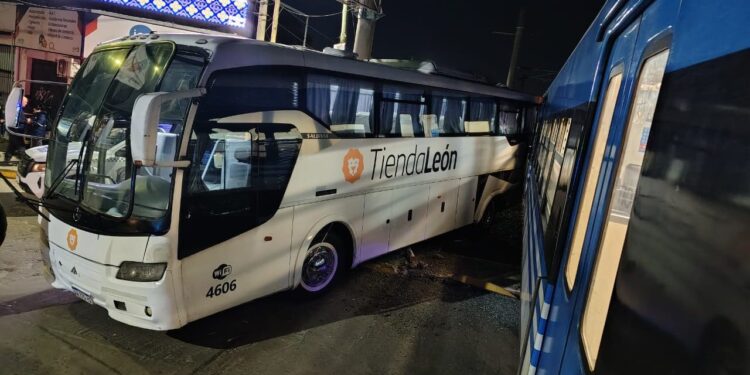 Un tren embistió a un colectivo en Ezeiza que cruzó con la barrera baja: hay 12 heridos