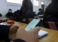 Por ley, prohíben el uso de teléfonos celulares en las aulas de Provincia