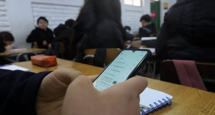 Por ley, prohíben el uso de teléfonos celulares en las aulas de Provincia
