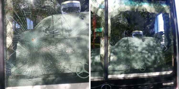 Con un ladrillo atacó un colectivo en Lomas: «Yo rompí el parabrisas porque…»