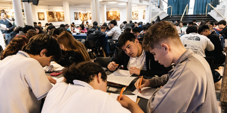 Estudiantes de 15 escuelas secundarias de Brown participaron de las olimpiadas de matemáticas