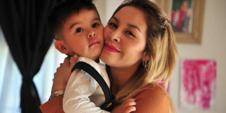 La historia de la policía de Claypole a la que atropellaron tres veces, tuvo 32 cirugías y  pudo ser mamá