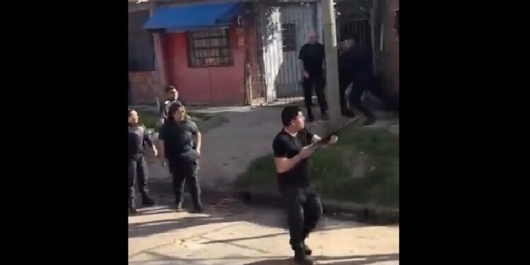 Banfield: un vecino baleó a un joven que está grave y hubo disturbios con la policía