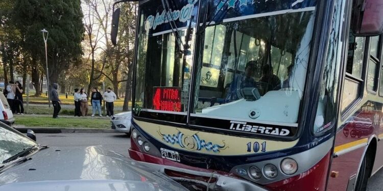 Seis heridos en un choque entre un colectivo y un auto en Burzaco