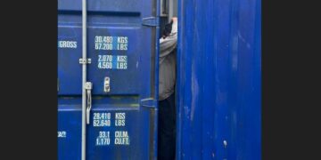 Entró a robar a una fábrica de Burzaco y quedó trabado entre dos contenedores