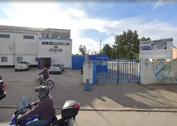 Tragedia en Quilmes: a un niño de 8 años se le cayó un arco de handball encima y murió