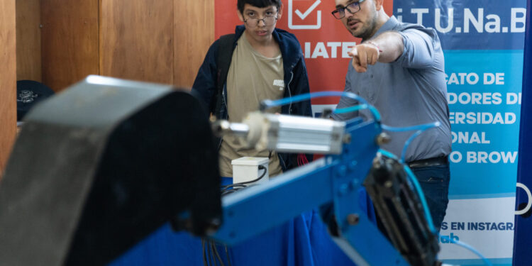 Taller de Redes Neuronales en la UNaB: inteligencia artificial aplicada a la robótica