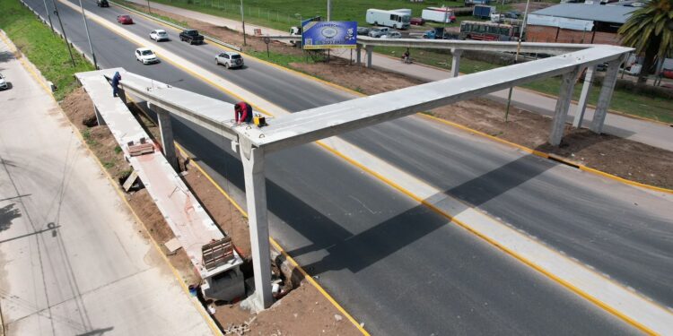 Burzaco: instalaron un puente peatonal para facilitar el cruce por la Ruta 4