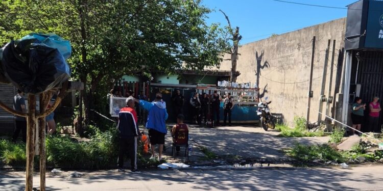 Horror en Claypole: habría matado a su pareja, prendió fuego su casa y murió él también