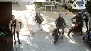 En Lomas, motochorros atacaron a una mujer y la tiraron al piso para robarle la cartera