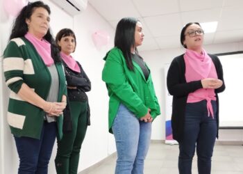 Octubre Rosa en Burzaco: cortes de pelo, charlas de prevención y talleres de confección de pelucas para concientizar sobre el cáncer de mama
