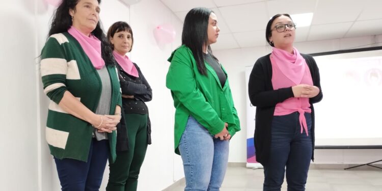 Octubre Rosa en Burzaco: cortes de pelo, charlas de prevención y talleres de confección de pelucas para concientizar sobre el cáncer de mama