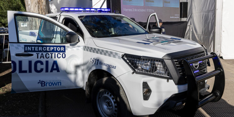 Brown: presentan móviles policiales equipados con cámaras lectoras de patentes