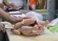 «Nos van a salir alitas»: el consumo de pollo es el más alto de la última década