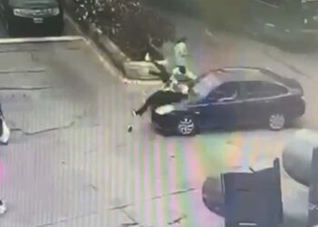 Lanús: un conductor manejaba en ojotas, no pudo frenar y atropelló a tres jubiladas que cruzaban una avenida