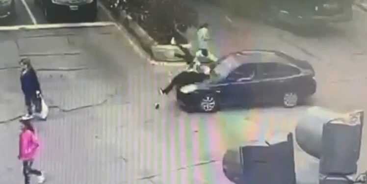 Lanús: un conductor manejaba en ojotas, no pudo frenar y atropelló a tres jubiladas que cruzaban una avenida