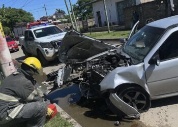 Malvinas: un conductor se descompensó y chocó contra un poste de hormigón