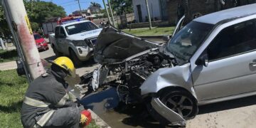 Malvinas: un conductor se descompensó y chocó contra un poste de hormigón