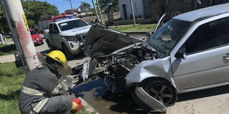 Malvinas: un conductor se descompensó y chocó contra un poste de hormigón