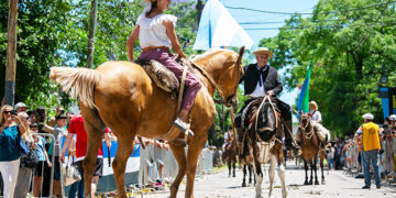 Fin de semana criollo en Brown: noche folklórica y desfile gaucho por el Día de la Tradición
