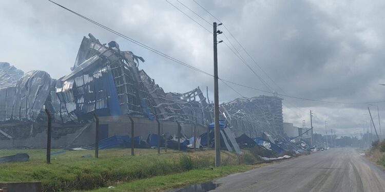 Al menos 10 fábricas destrozadas y una hipótesis tras el terrible incendio de Ezeiza