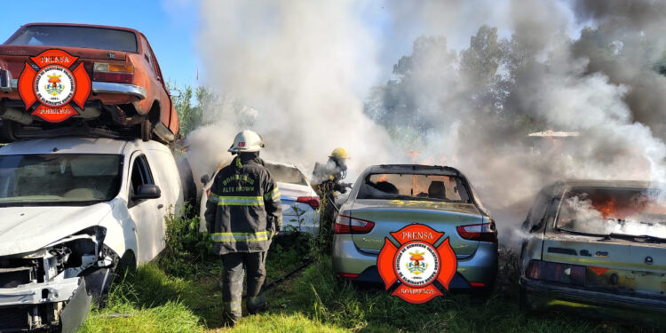 Otra vez se incendió un depósito de autos en Don Orione