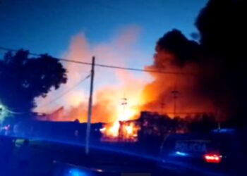 Se incendiaron dos fábricas de Banfield y hay casas en riesgo de derrumbe