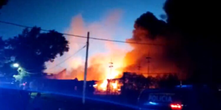 Se incendiaron dos fábricas de Banfield y hay casas en riesgo de derrumbe