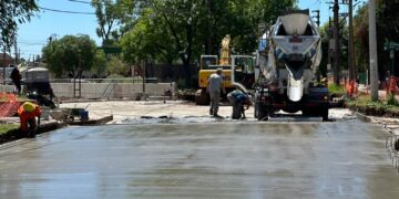 Paso a nivel de Calzada: repavimentan la calle Presidente Perón