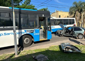 Cuatro heridos en Calzada tras un fuerte choque entre un auto y un colectivo