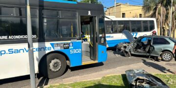 Cuatro heridos en Calzada tras un fuerte choque entre un auto y un colectivo