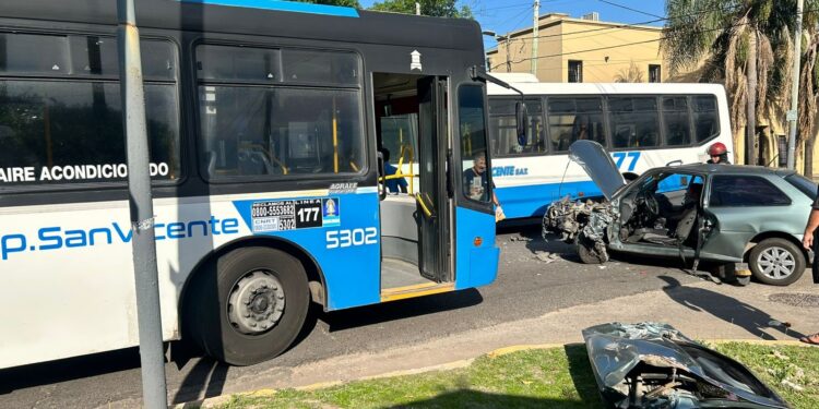 Cuatro heridos en Calzada tras un fuerte choque entre un auto y un colectivo
