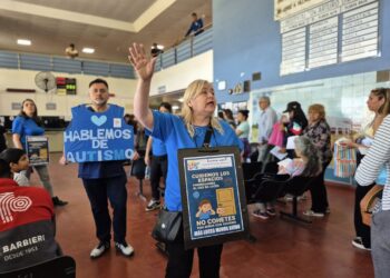 Por unas fiestas «con más luces y menos ruidos»: madres y padres de chicos autistas participaron en una jornada de concientización en el Oñativia