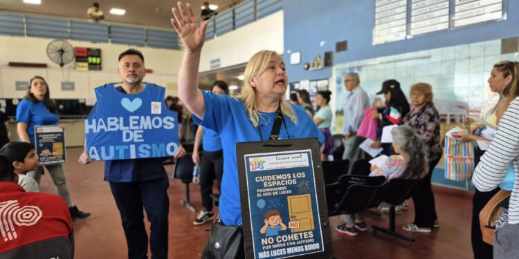 Por unas fiestas «con más luces y menos ruidos»: madres y padres de chicos autistas participaron en una jornada de concientización en el Oñativia