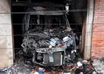 En Lanús explotó un auto que estaba dentro de una casa y hay un herido grave