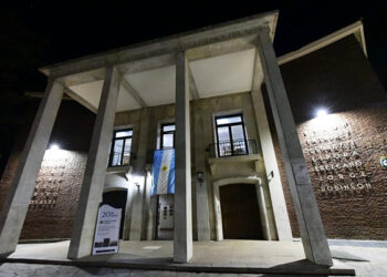 Estudiantes del ISFD 41 de Adrogué se movilizaron para no perder el turno noche y contra el traslado del ex Colegio Nacional