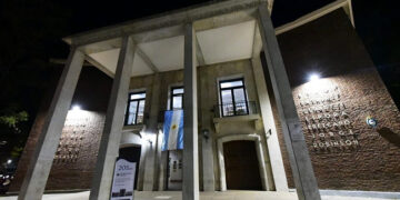 Estudiantes del ISFD 41 de Adrogué se movilizaron para no perder el turno noche y contra el traslado del ex Colegio Nacional