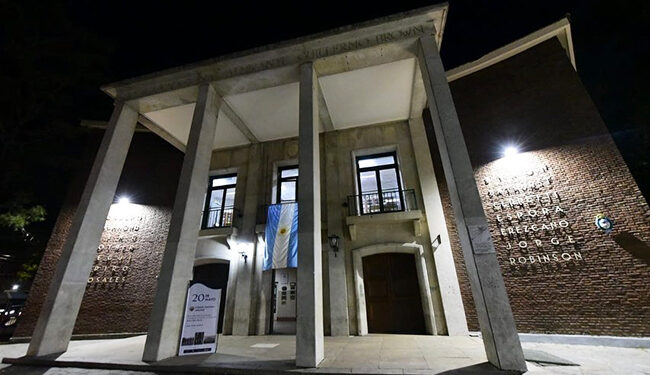 Estudiantes del ISFD 41 de Adrogué se movilizaron para no perder el turno noche y contra el traslado del ex Colegio Nacional